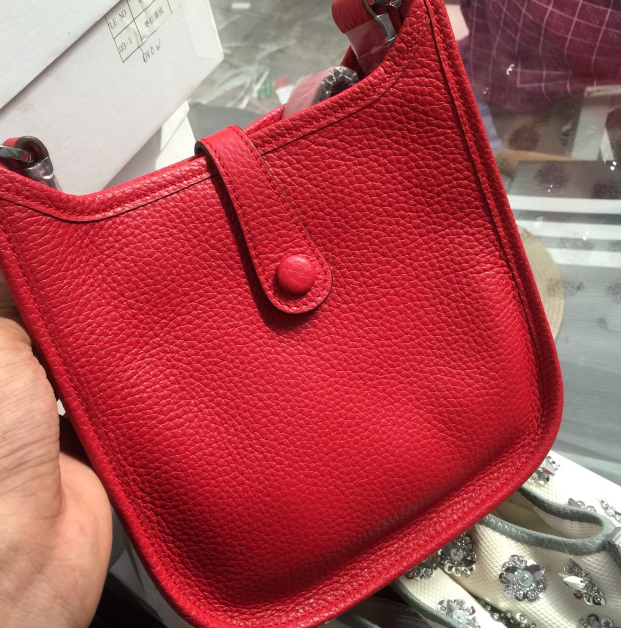 กระเป๋า hm evelyn 11 สีแดง สีอื่นๆสอบถามเพิ่มเติมได้ค่ะ สต็อกเปลี่ยนตลอด