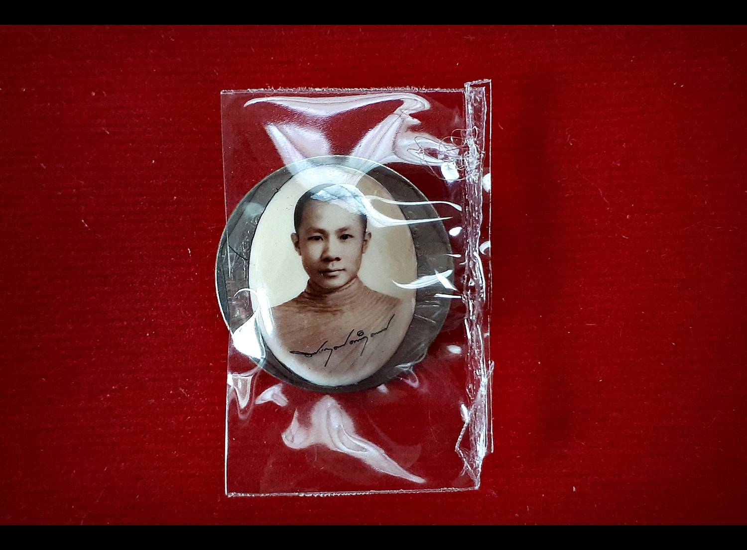 ล็อกเก็ต พระครูบากฤษดา (หน้าหนุ่ม) รุ่นบารมี ๓๐ ทัศน์ (มังกรหยก) ปี2562 (บรรจุเส้นผมเกศา ปลุกเสก นานกว่า 4ปี)