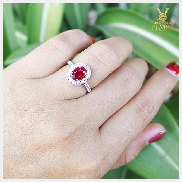 แหวนทับทิมแท้ สีแดงเลือดนก ล้อมเพชรCZ อย่างสวยงาม แหวนพลอยแท้