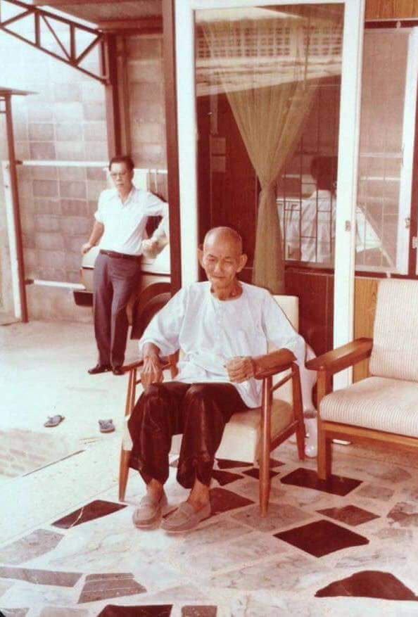 รูปหล่อ อาแปะ โรงสี เซียนแปะโรงสี วัดศาลเจ้า (ขนาดบูชา5นิ้ว) รุ่นฟ้าประทานพร ปี2560 (ใต้ฐานอุดมวลสาร ผ้ายันตื ผงธูป เหรียญ)