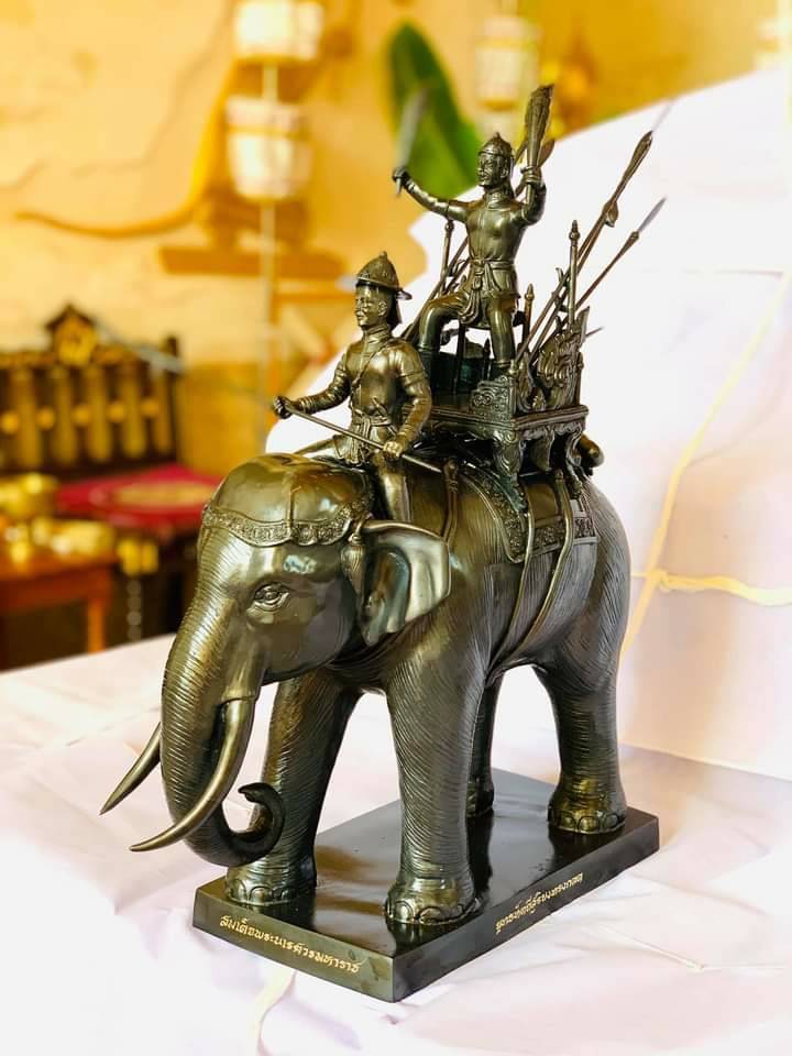 รูปหล่อ พระนเรศวร ทรงช้าง ออกศึก เนื้อทองเหลือง ปี2563