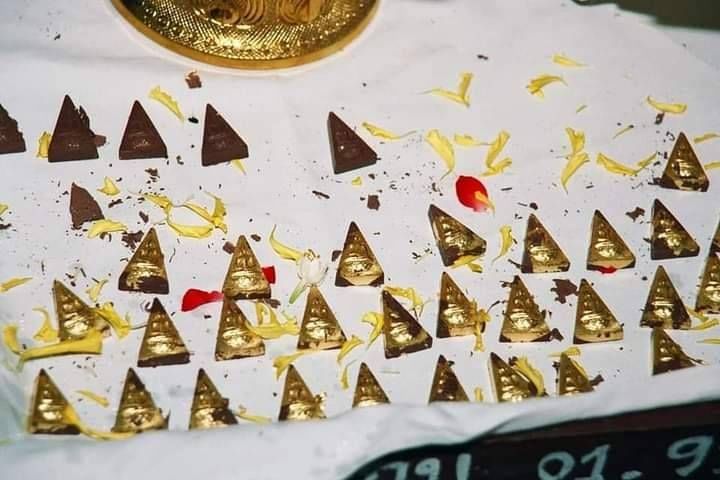 พระสมเด็จ นางพญา (พิมพ์สมเด็จจิตรลดา) หลังฝัง ฝังทั้งข้าวทิพย์-ว่านไพลดำ (ได้มวลสารพระราชทาน จาก ร.9) ปี2548-2549 #รับประกันแท้และทัน - (กรอบไมครอนชุบทอง เลี่ยมกันน้ำ)