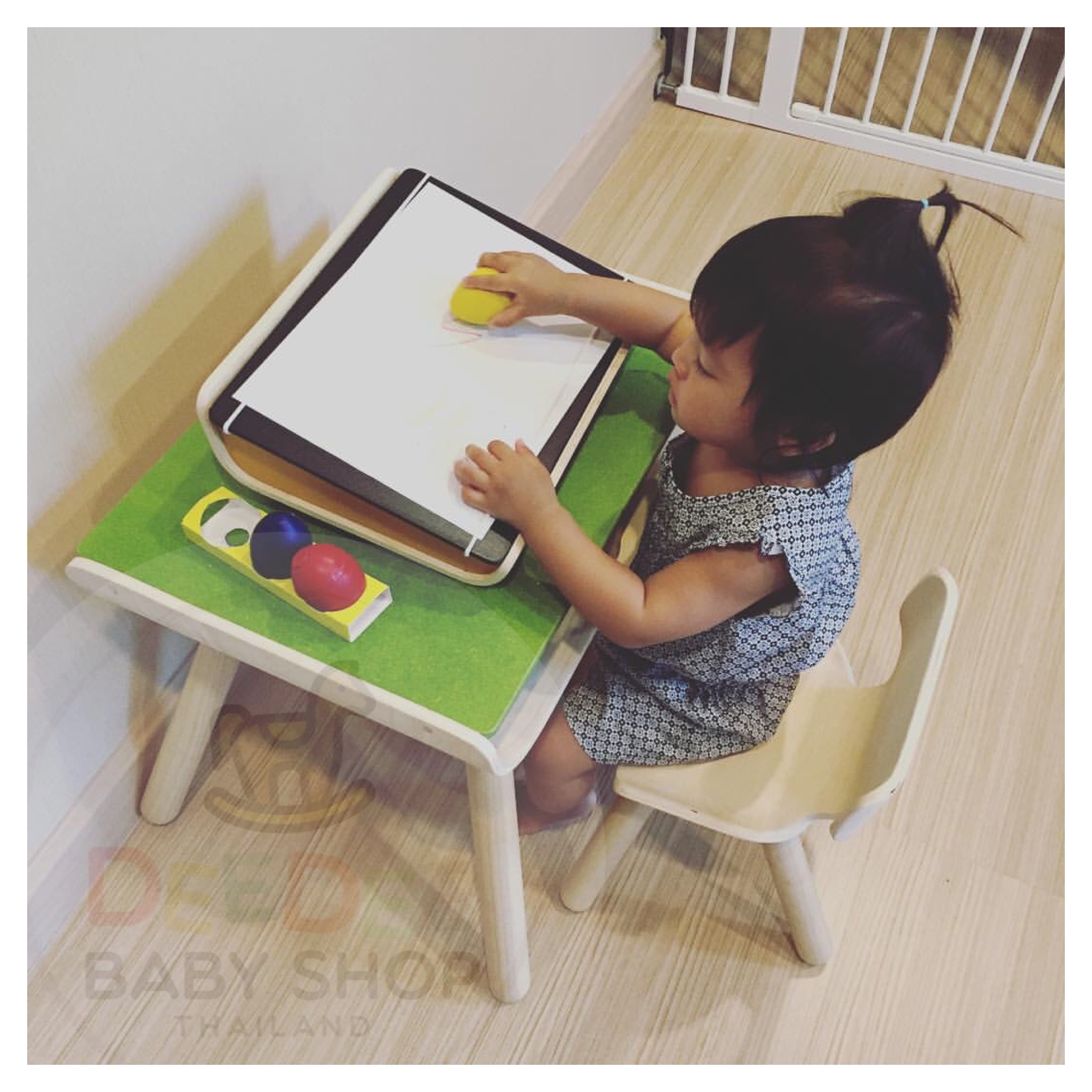 ชุดโต๊ะและเก้าอี้เอนกประสงค์จากไม้ปลอดสารพิษ PlanToys Table & Chair Set