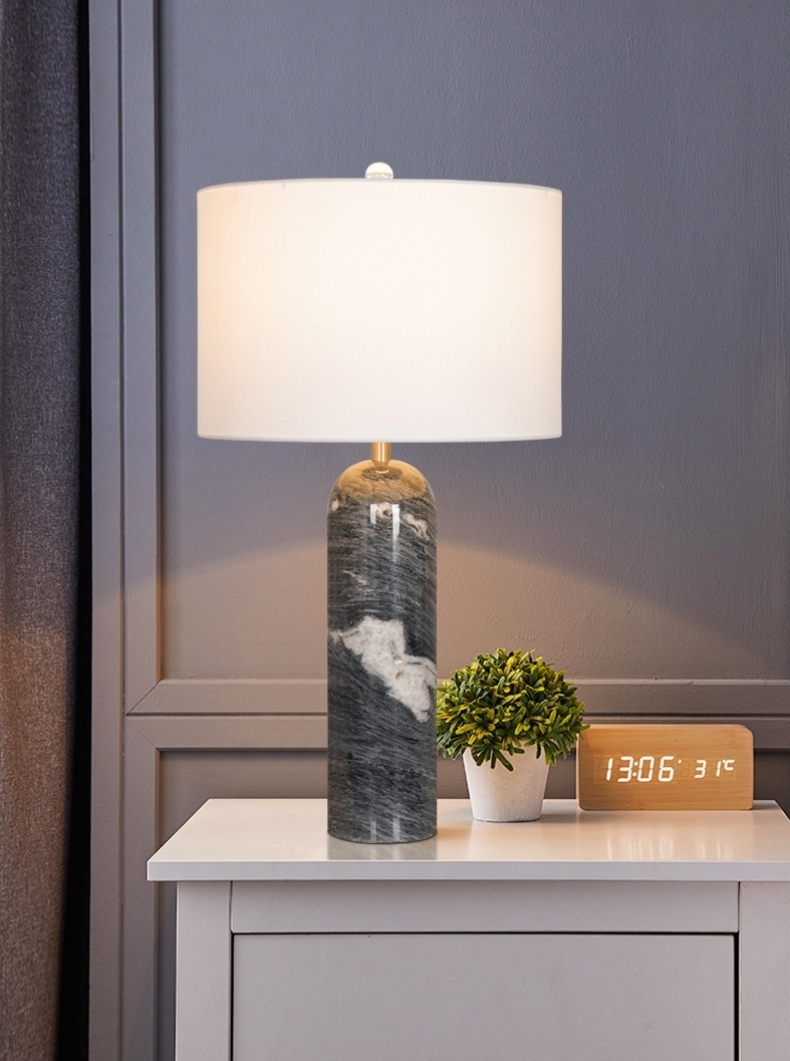 โคมไฟตั้งโต๊ะฐานหินอ่อนทรงกระบอกแนวตั้งปลายมน โป๊ะผ้าสีขาว สไตล์ Modern Luxury [RX073]