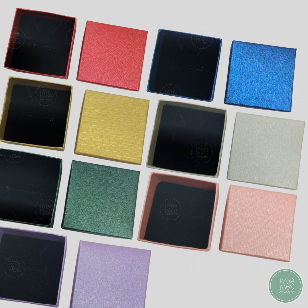 กล่องของขวัญใส่เครื่องประดับ แหวน ต่างหู สร้อย ลายผ้าไหม มีโบว์ ขนาด5x5x2.5cm สินค้าพร้อมส่ง มีให้เลือกหลากสี