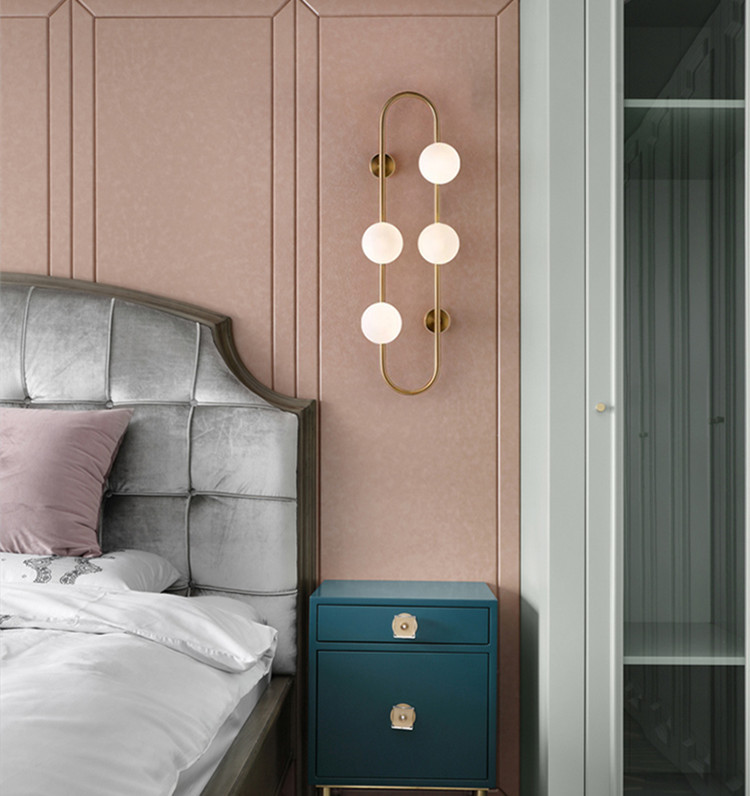 โคมไฟติดผนังภายในโครงเหล็กทรงวงรียาวแนวตั้งโป๊ะโคมแก้วทรงกลมสีขาวขุ่น [NG-9010]