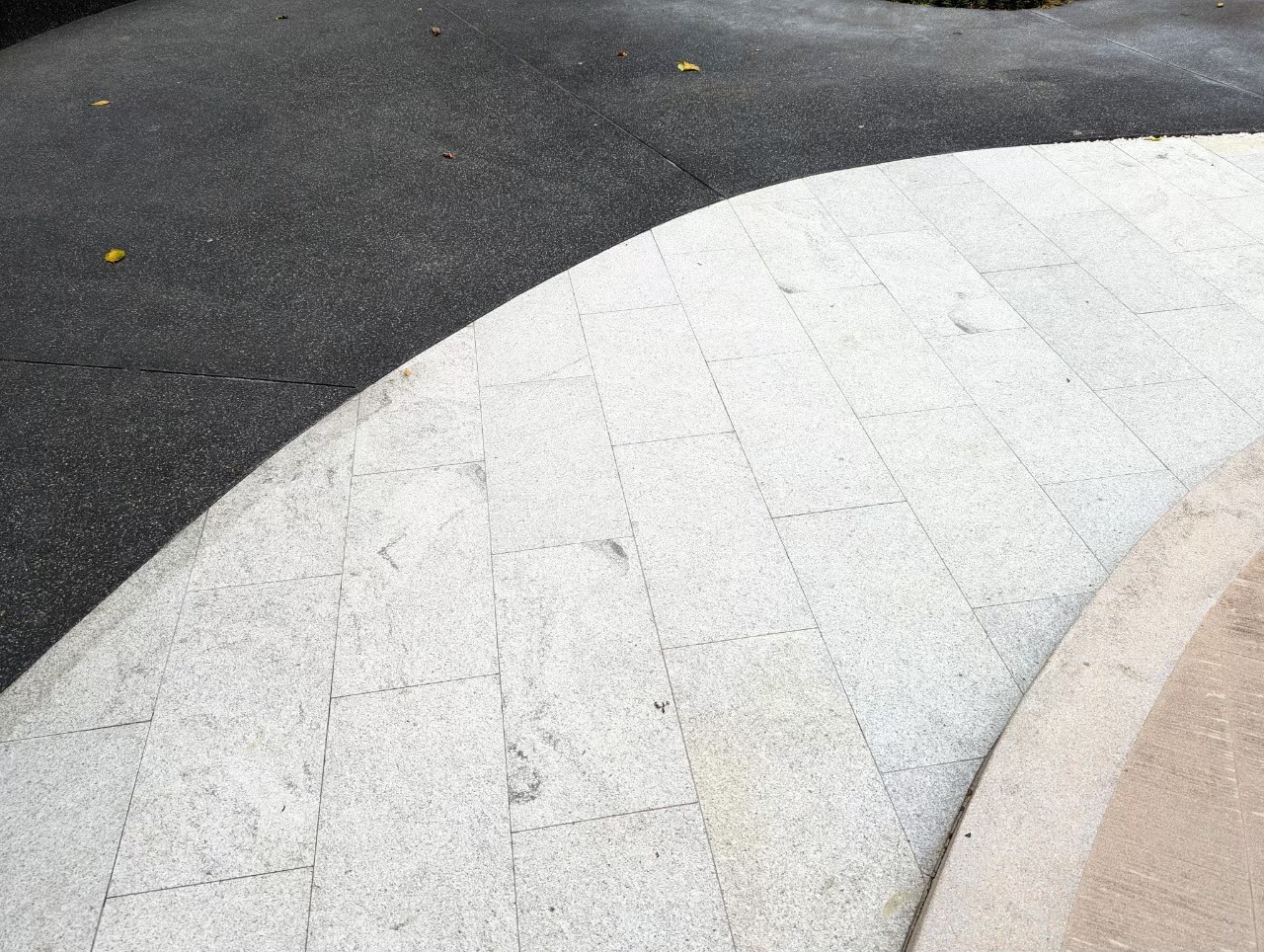 หินแกรนิตขาวไข่มุก White Pearl Granite (WPG) พื้นผิว พ่นทรายปั่นแปรง