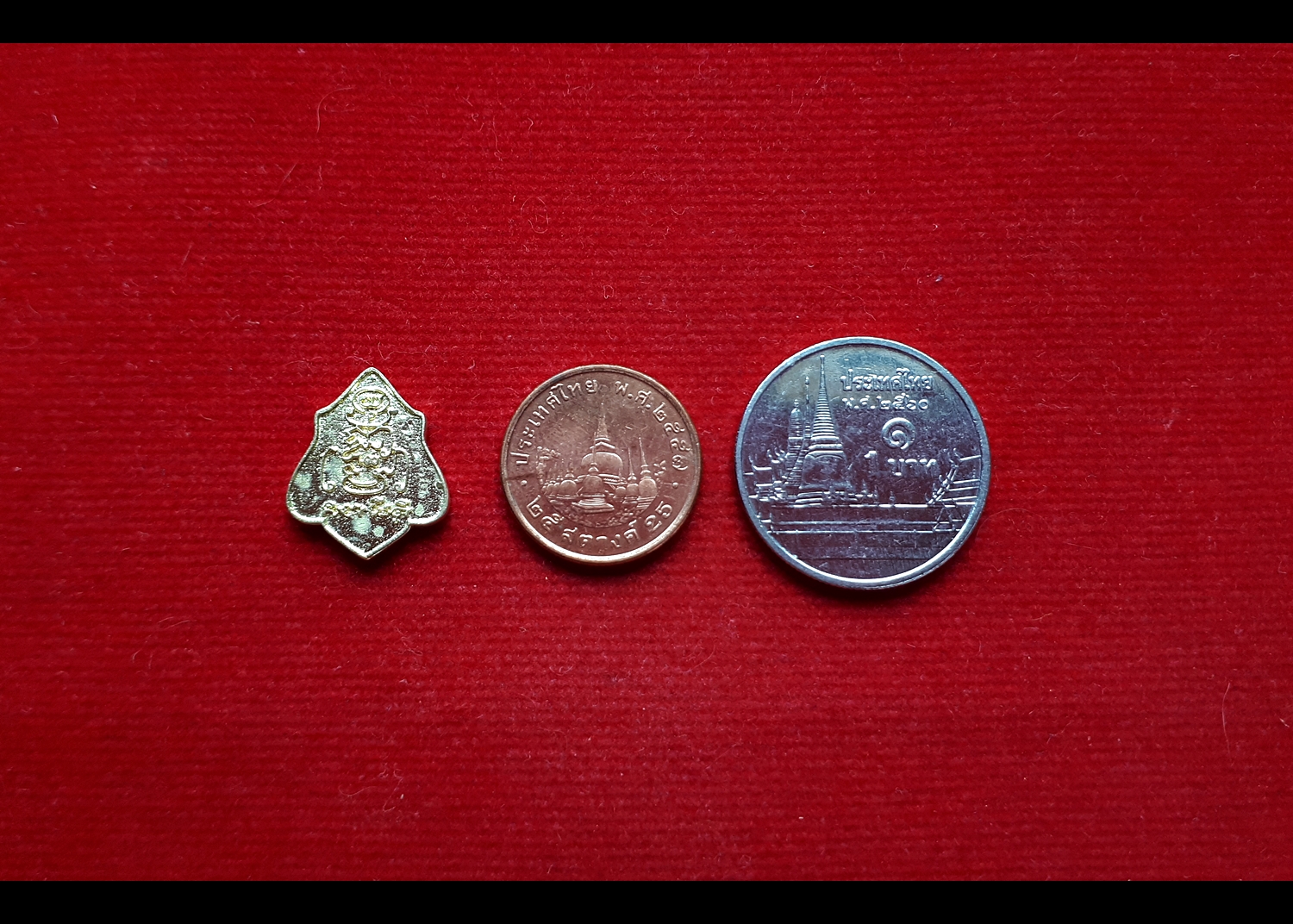 เหรียญ (เม็ดแตงจิ๋ว) หัวแหวน ทรงโล่ หลวงพ่อกวย วัดโฆสิตาราม (วัดบ้านแค) หลังยันต์ครู เนื้อทองชนวนทองทิพย์