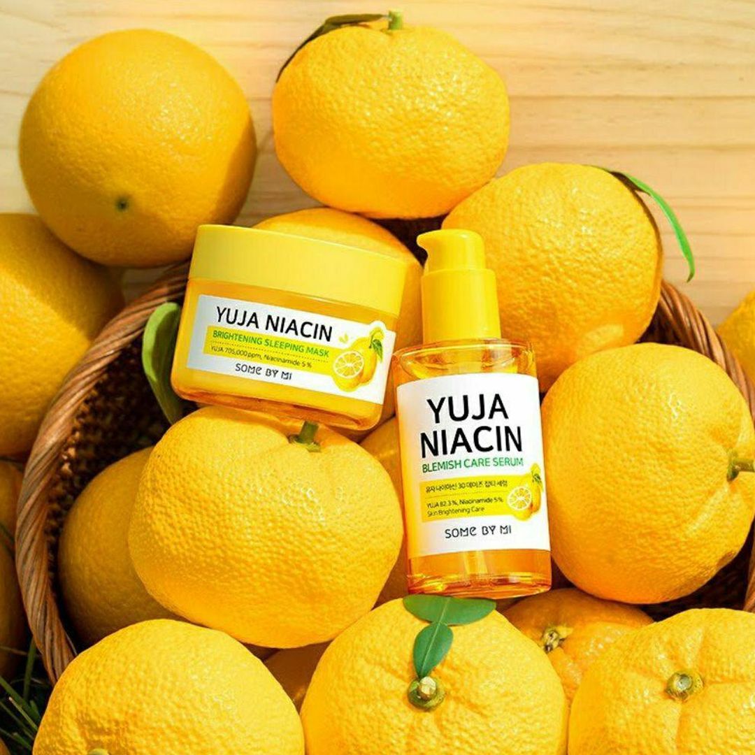 Some By Mi Yuja Niacin Brightening Sleeping Mask 60g สลิปปิ้งมาส์กที่มีสารสกัดจากยูจาถึง 70 % มีวิตซีมากกว่ามะนาวถึง 3 เท่า ช่วยให้ผิวขาวกระจ่างใส เหมาะกับผู้มีปัญหารอยสิว ฝ้า กระ จุดด่างดำ และเติมน้ำให้ผิว กลิ่นหอมส้มยูจาผ่อนคลาย ผิวแพ้ง่ายใช้ได้