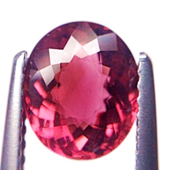 Natural Pink Tourmaline พลอยพิงค์ทัวมาลีน รูปไข่ หนัก 1.75 กะรัต สีชมพูอมม่วง สีโทนเข้ม มองตาเปล่าเนื้อสะอาดไม่มีตำหนิ ส่องด้วยกล้องขยายสะอาด 99%