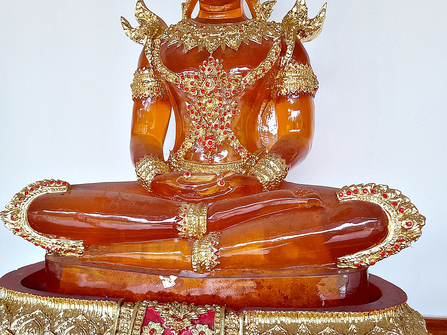 พระแก้วมรกต ปางพระจักรพรรดิ์ สีประจำวันเกิด7สี (ขนาดใหญ่) - (สีแดง สีเหลือง สีชมพู สีเขียว สีส้ม สีฟ้า สีม่วง)