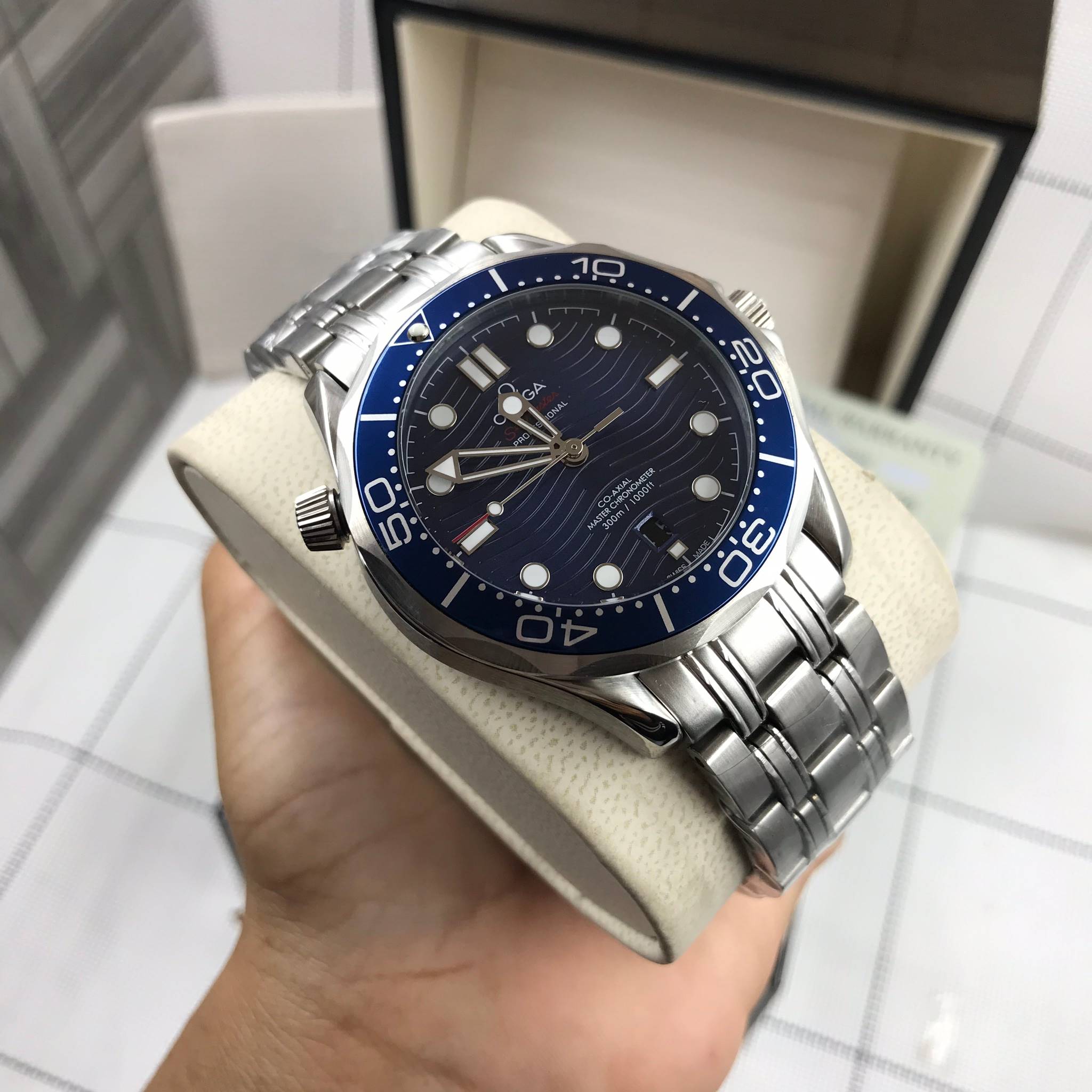 นาฬืกา Omega รุ่น Seamaster Master Chronometer สีเงิน กรอบเซรามิคหน้าน้ำเงิน สายเลสสีเงิน