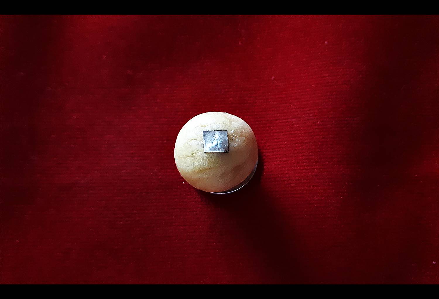 ลูกอมพิชัยมงคล (ปั้นจากเทียนชัยบวงสรวงเเละเทียนทำน้ำมนต์ทุกพิธีสำคัญ) ลูกใหญ่ ติดเเผ่นเงินจาร (เทียนชัย ชัยชนะ รุ่งเรือง สว่าง ปัญญา) #รับประกันแท้