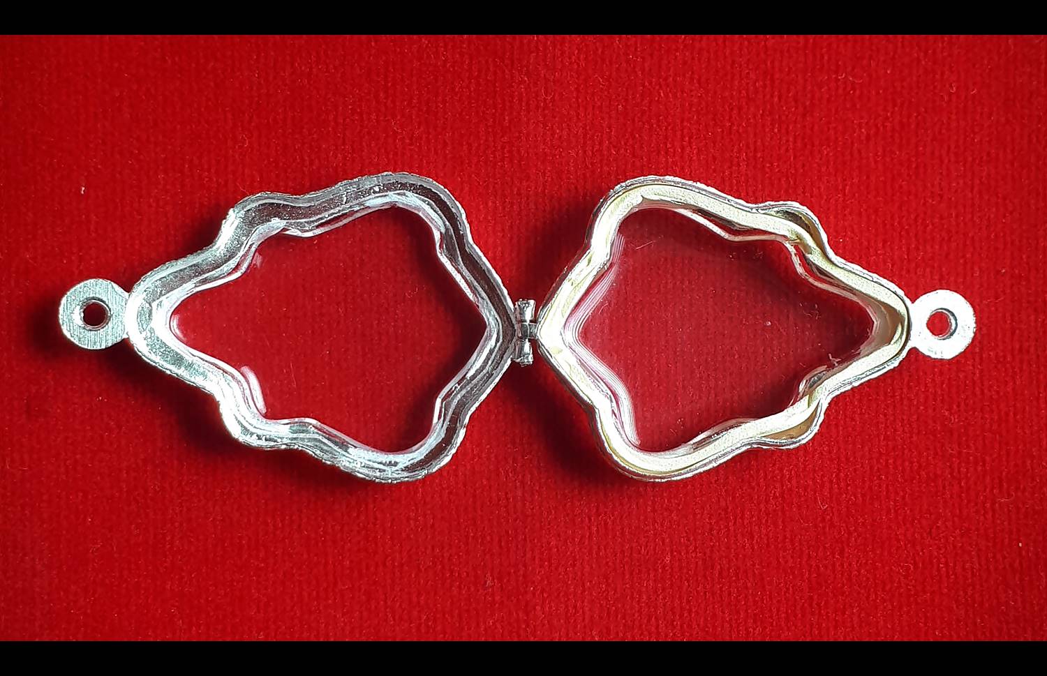 ตลับพระ ทรงโลห์ เนื้อเงินแท้90% (ใส่เหรียญหลวงพ่อกวย) (แกะสลัก ลายหัวสิงห์ ลายกนก)