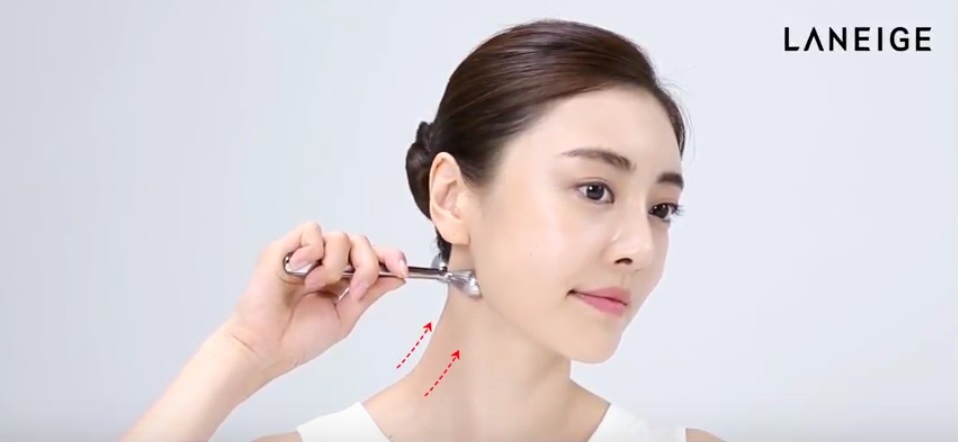 (ลดพิเศษ40%) Laneige Face-Fit Roller โรลเลอร์ยกกระชับผิวแบบอสมมาตรที่ผลิตจากทองคำขาว ให้คุณสัมผัสผิวยกกระชับเต่งตึง แลดูอ่อนเยาว์ จนสัมผัสผลลัพธ์ได้ในชั่วข้ามคืน