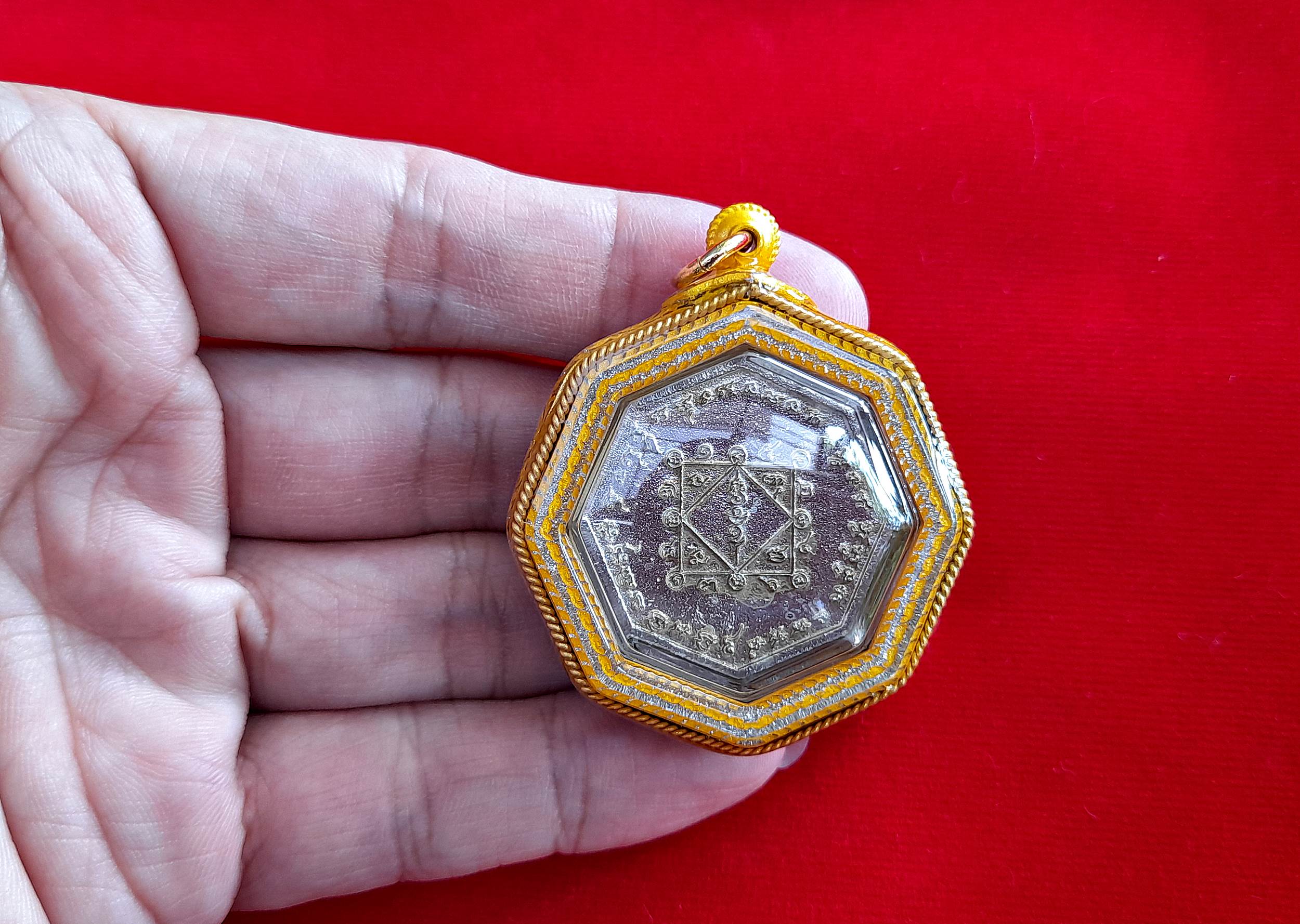 เหรียญ หลวงปู่ เดินหน อิเกสาโร เพรชยอดมงกุฎ หกเหลี่ยม ระงับโศก-รับโชคทุกทิศ เนื้อเงินแท้(ผสมทองคำและชนวนสัมฤทธิ์) ปี2565 #รับประกันแท้ (เลี่ยมกันน้ำล้อมเพรช) - จัดสร้างโดย ฅนขลังคลังวิชา