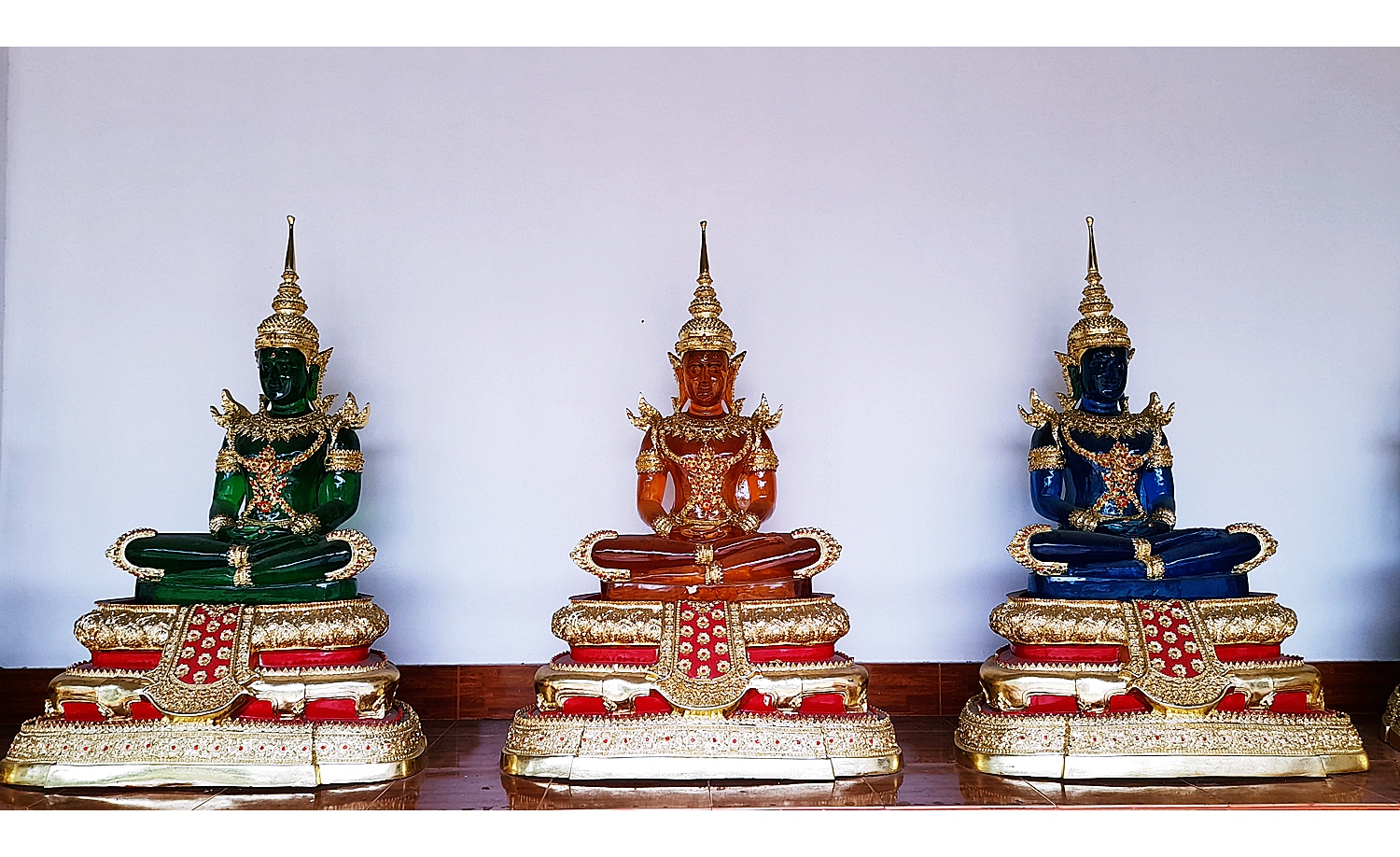 พระแก้วมรกต ปางพระจักรพรรดิ์ สีประจำวันเกิด7สี (ขนาดใหญ่) - (สีแดง สีเหลือง สีชมพู สีเขียว สีส้ม สีฟ้า สีม่วง)