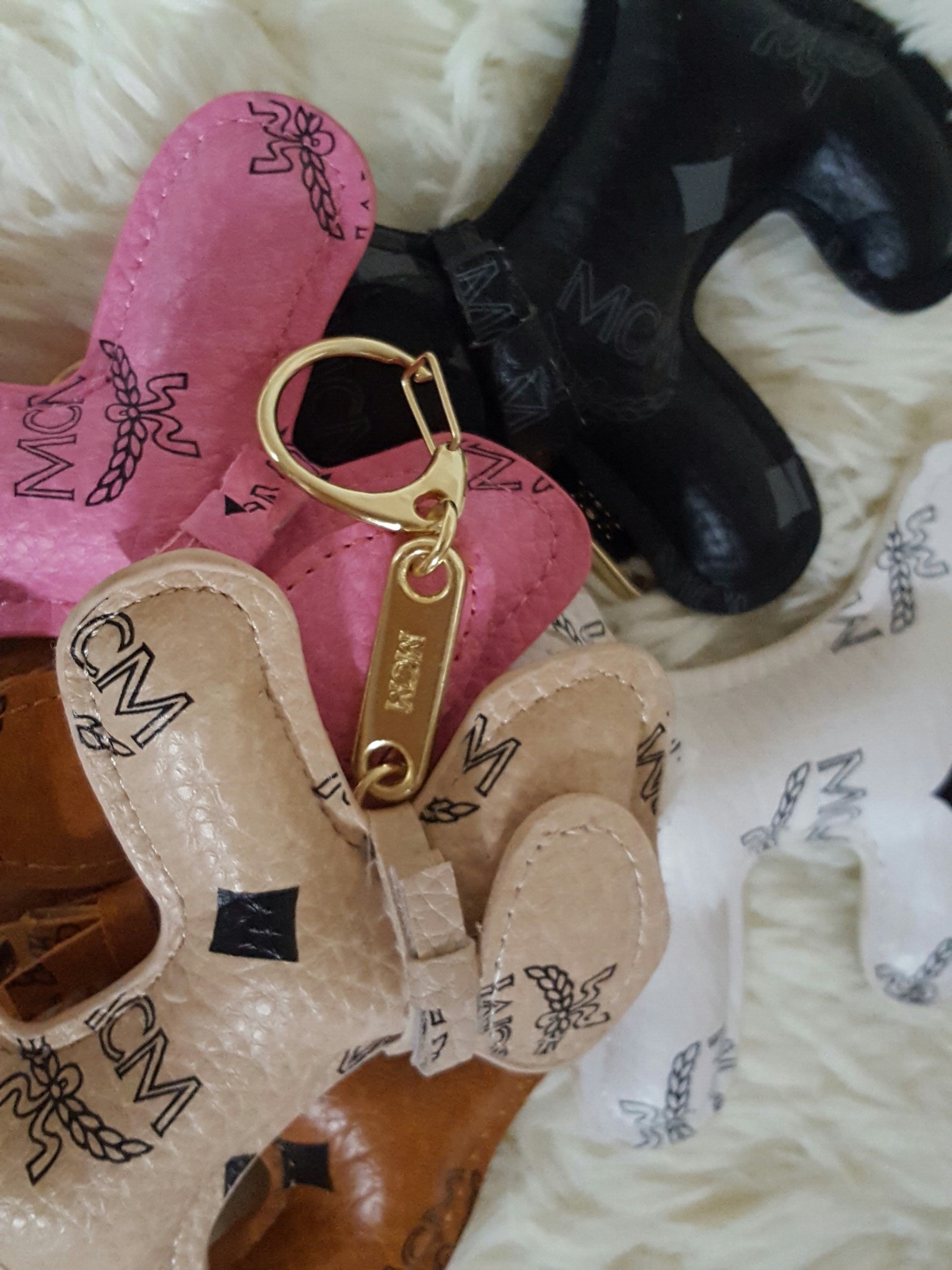พร้อมส่ง ที่ห้อย คล้อง กระเป๋า พวงกุญแจ mcm key ring ,bag charm น้องหมาน่ารัก สอบถามได้ค่ะสต็อคของเปลี่ยนตลอด