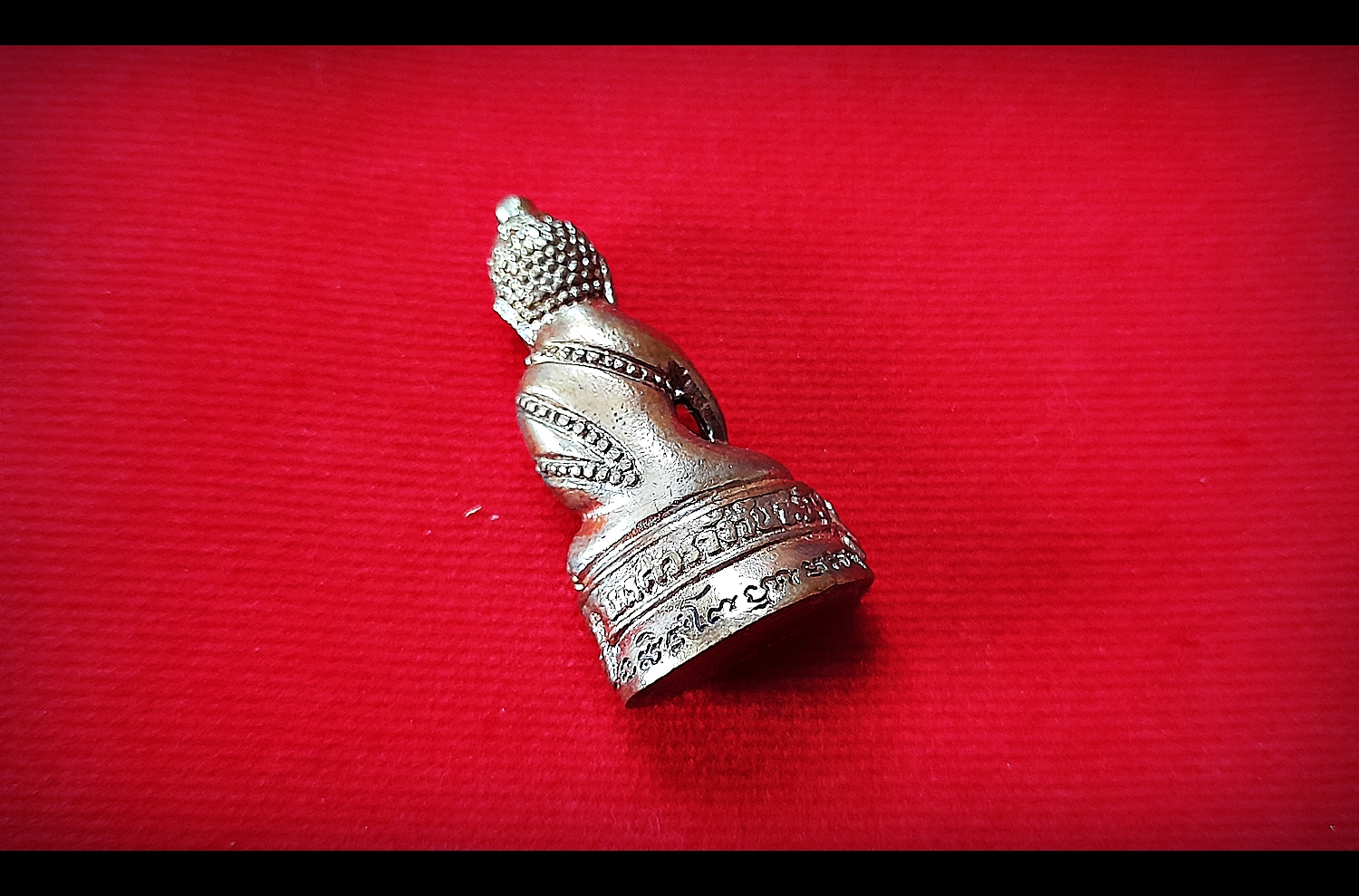 พระกริ่ง จักรพรรดิ์ มนต์พระกาฬ เนื้อนวะโลหะชั้นครู ปี2562 (ใต้ฐานบรรจุเส้นเกศา หลวงพ่อกวย วัดโฆสิตาราม ,หลวงพ่อเย็น วัดสระเปรียญ หลวงพ่อปรง วัดธรรมเจดีย์) - หลวงพ่อเล็ก วัดท่าขนุน (อฐิษฐานจิตปลุกเสก ณ วัดพระพุทธชินราช ปี2562))