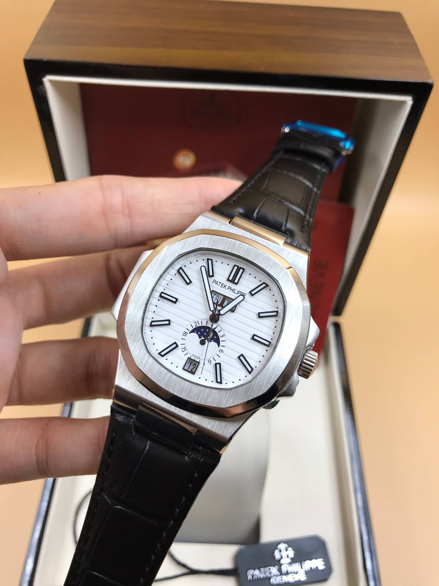 นาฬิกา Patek Philippe รุ่น Men"s Nautilus Annual Calendar งาน Mirror Swiss