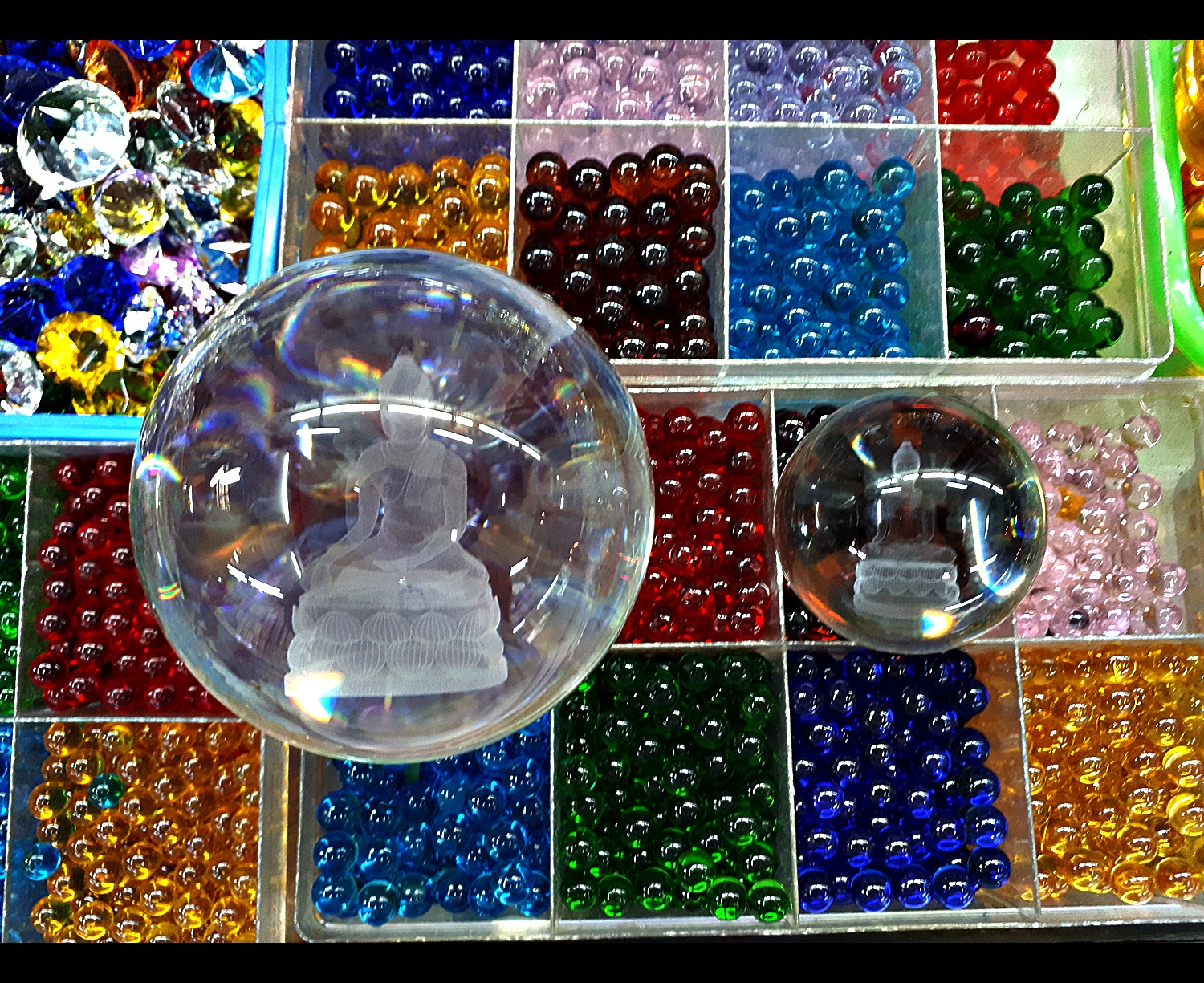 ลูกแก้ว ลาย พระพุทธรูป 3มิติ ขนาด 10ซม (4นิ้ว) 15ซม (6นิ้ว) และ 20ซม (8นิ้ว) 2 นิ้ว ครึ่ง (6 เซนติเมตร ซม. cm Centimeter) พร้อมฐานตั้งรองไม้ หมุนรอบด้านได้