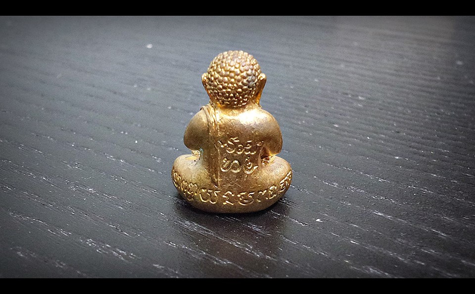 พระปิดตาเพรชกลับ มหาสะท้อน เนื้อโลหะขนวน องค์พิเศษ ติดจีวรเกศา