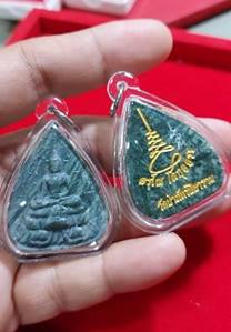 พระหยกเขียว พิมพ์ใบบัวทรงหยดน้ำอุดมสมบูรณ์ สีเขียวเหนี่ยวทรัพย์ (แกะสลักจากหยกอิตาลี ที่เหลือการแกะสลักพระประธาน) - พระอาจารย์ณริชธันร์อรุโณ (พระครูสังฆรักษ์) วัดป่าภัทรปิยาราม จ.ลพบุรี