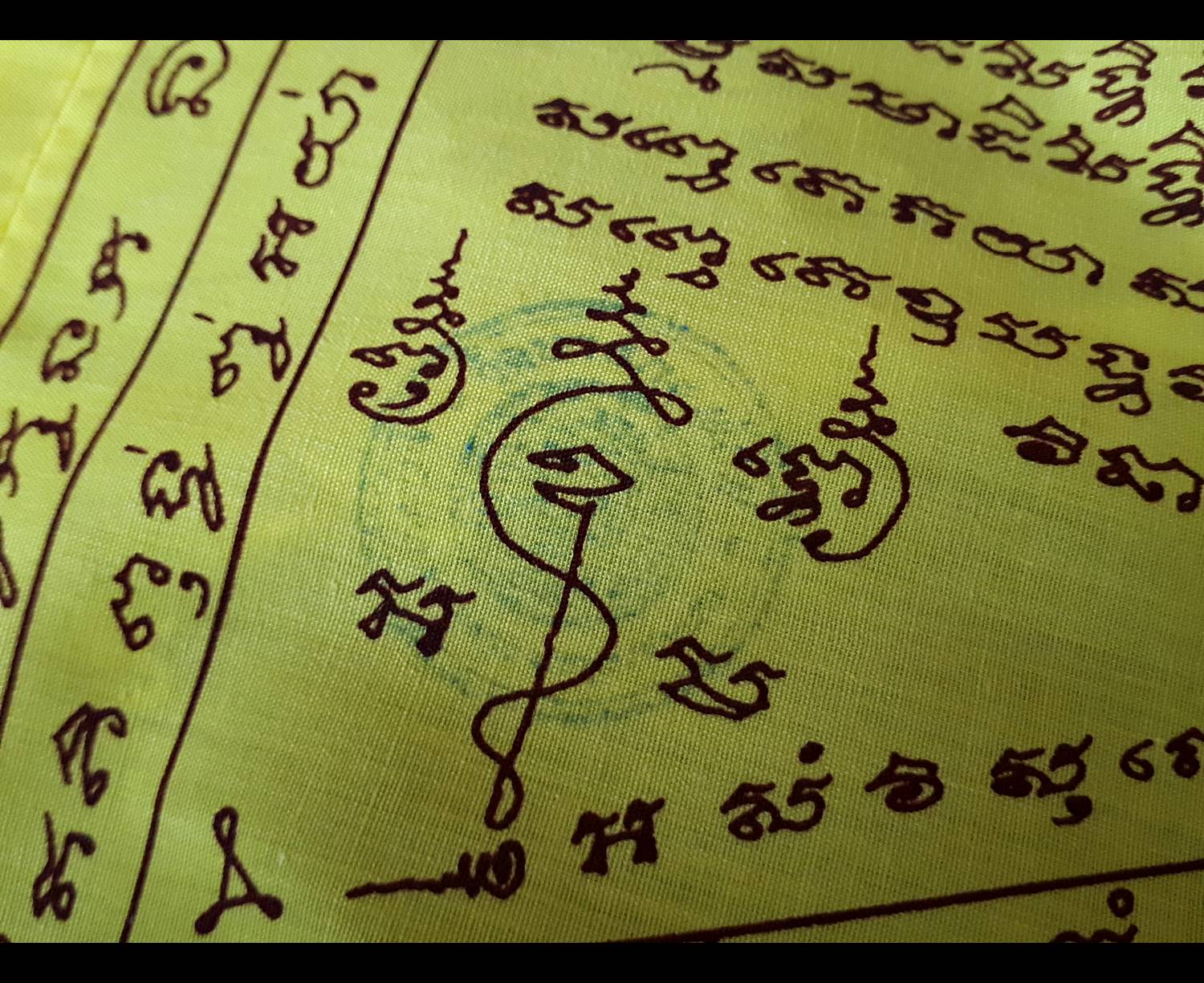 ธงมหาระงับ (3สี สีขาว สีแดง สีเหลือง) หลวงพ่อคง วัดบางกะพ้อม ปี2557 (ผืนใหญ่ยาว26นิ้ว) - (หลวงพ่อใจ วัดพระยาญาติ หลวงพ่ออิฐ วัดจุฬามณี ร่วมปลุกเสก)