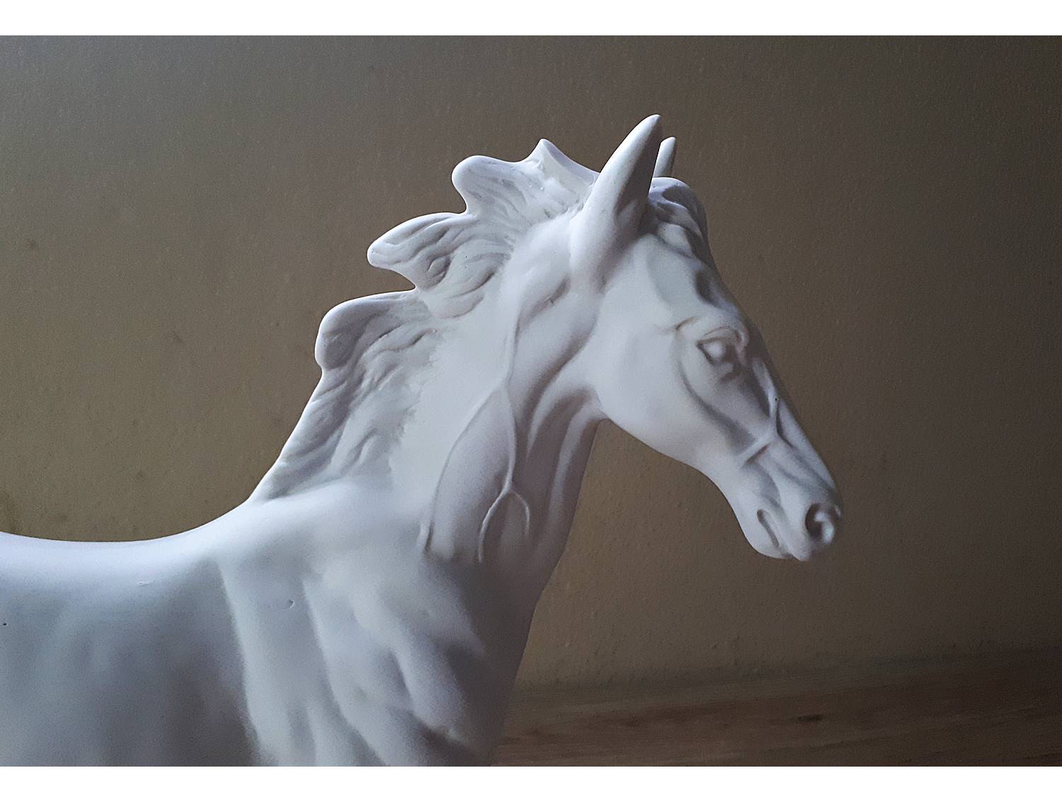 รูปหล่อ รูปปั้น ม้า เนื้อเรซิ่นสีขาว สีงา (กว้าง9-11นิ้ว สูง11นิ้ว ลึก3.5นิ้ว) (ขายปลีก ขายส่ง)