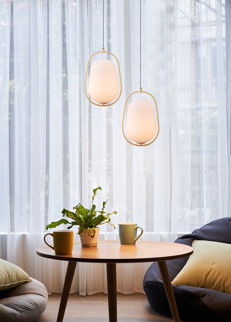 โคมไฟแขวนเพดานสไตล์โมเดิร์นโป๊ะแก้วทรงวงรีสีขาวขุ่นโครงสีทอง [GB-9770]