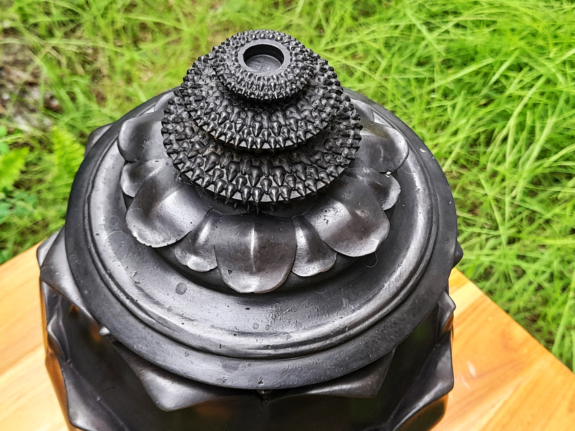 โถ้บาตร ทำน้ำมนต์ ทรงดอกบัวตูมใหญ่ เนื้อทองเหลือง สีดำ