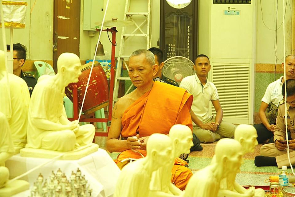 รูปหล่อ เซียนแปะโรงสี วัดศาลเจ้า รุ่นเจ้าสัวฟ้าประทาน ปี2560 เนื้อเรซิ่น ปิดทอง (ขนาดองค์บูชาหน้าตัก 12นิ้ว องค์ขนาดใหญ่)