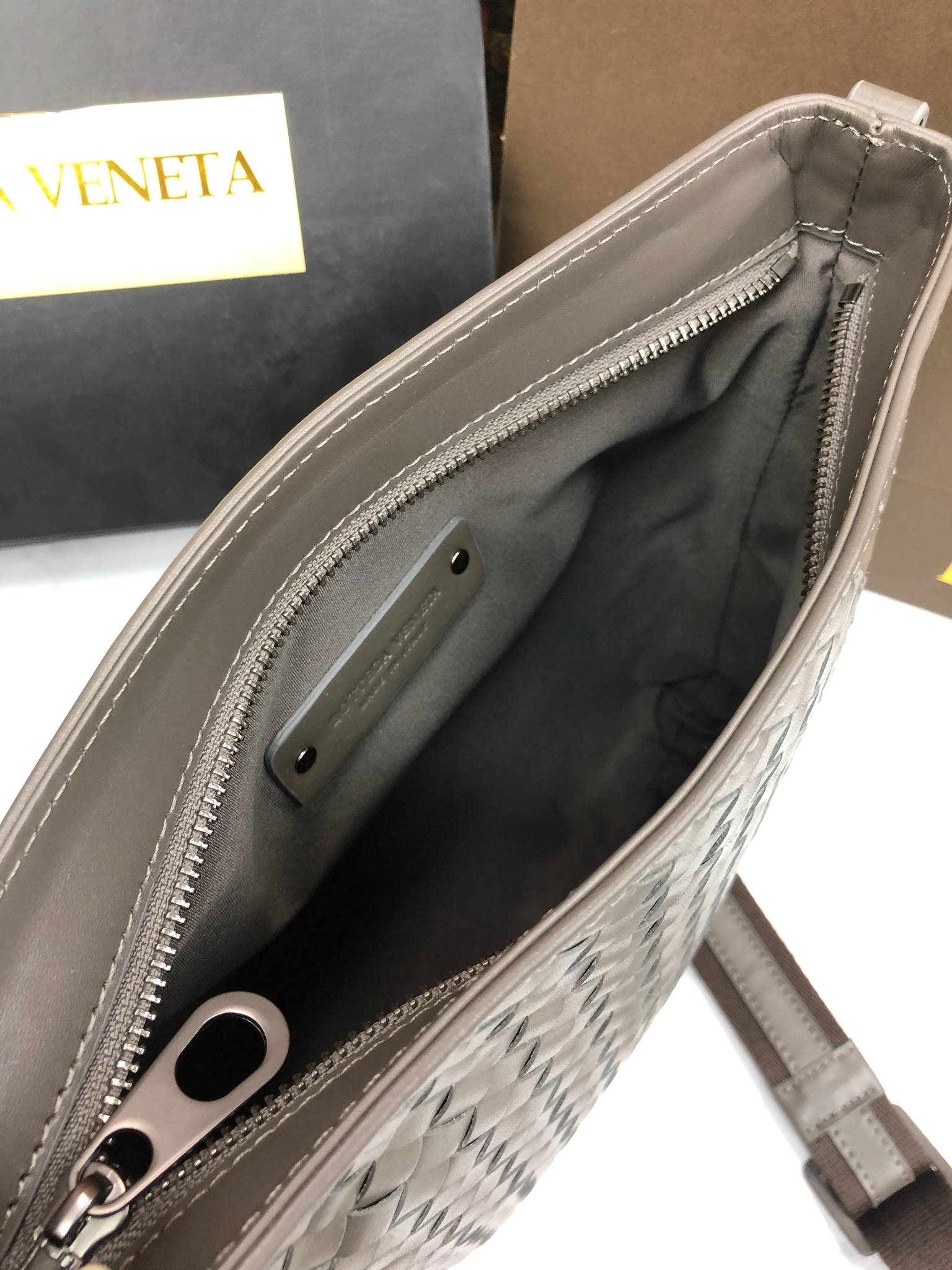 กระเป๋า bv สะพายข้าง ผู้ชาย หนังแท้