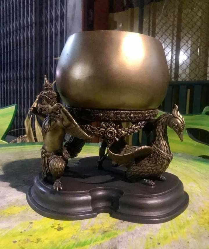 บาตรน้ำมนต์ (ฐาน พญาครุฑ พระโค พญาหงษ์) เนื้อทองเหลือง (ขนาด ความกว้างบาตร7นิ้ว กว้างฐาน10นิ้ว สูงรวมฐาน11นิ้ว)