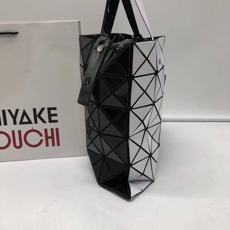 กระเป๋า issey 6x6 two tone มีสองสีในใบเดียวด้านละสี มีหลายสี