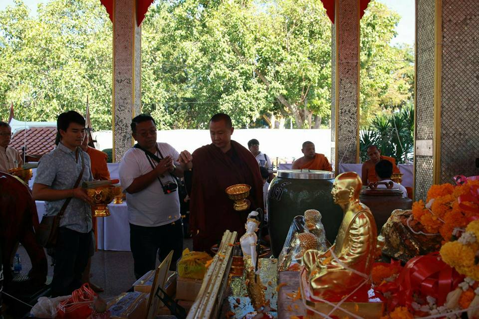 พระสมเด็จหลวงพ่อโตในวิหาร เนื้อผงชนวนมวลสารเก่าหลวงพ่อกวย รุ่นแรงครู ปี2560 หลวงพ่อกวย วัดโฆสิตาราม(วัดบ้านแค) จ.ชัยนาท ปี2563 - (ขนาด 5x7นิ้ว จีวรส้ม ด้านหน้ายันต์ครู ยันต์นะปัดตลอด ด้านหลังยันต์มงกุฎพระพุทธเจ้าหนุนดวง) ปี2563 #ปลุกเสกที่วัดโฆสิตาราม #รั