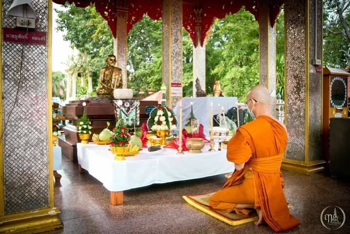 พระกริ่งสะท้านไตรภพ เนื้อเงินแท้(ใช้ชนวนเนื้อเงินล้วนๆที่หล่อพระพุทธปางลีลาประทานพรองค์จริง) เสาร์๕ ปี2563 (รุ่นแรก ที่บรรจุเกศา หลวงพ่อเล็ก และ พระบรมสารีริกธาตุของแท้) #รับประกันแท้ - หลวงพ่อเล็ก วัดท่าขนุน