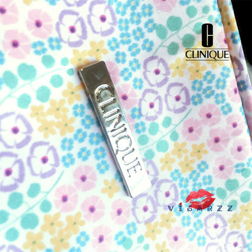 Clinique Cosmetic Bag กระเป๋าใส่เครื่องสำอางค์ลายดอกไม้สดใส พร้อมโลโก้ด้านหน้ากระเป๋า ซิปรอบ ใส่ของได้จุ ตั้งอยู่ทรง