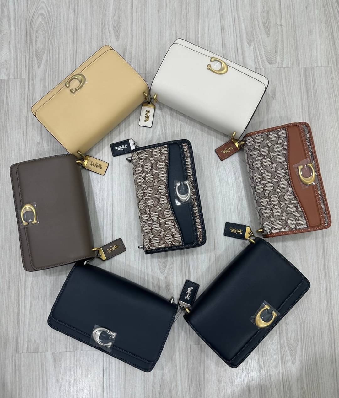 Coach Bandit Shoulder Bag (แอดไลน์ก่อนสั่งซื้อ)