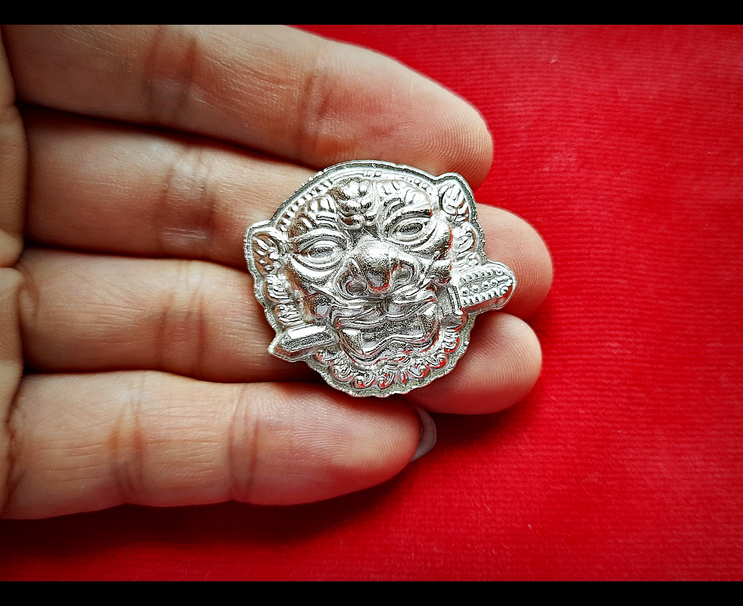 เหรียญ เสือคาบดาบ (พุทธคุณอานุภาพ แก้ฮวงจุ้ย กันชง แก้ชง ได้ทุกปีไม่ว่าจะปีใดก็ตาม) เนื้อเงินแท้ (น้ำหนัก2บาท) ปี2564