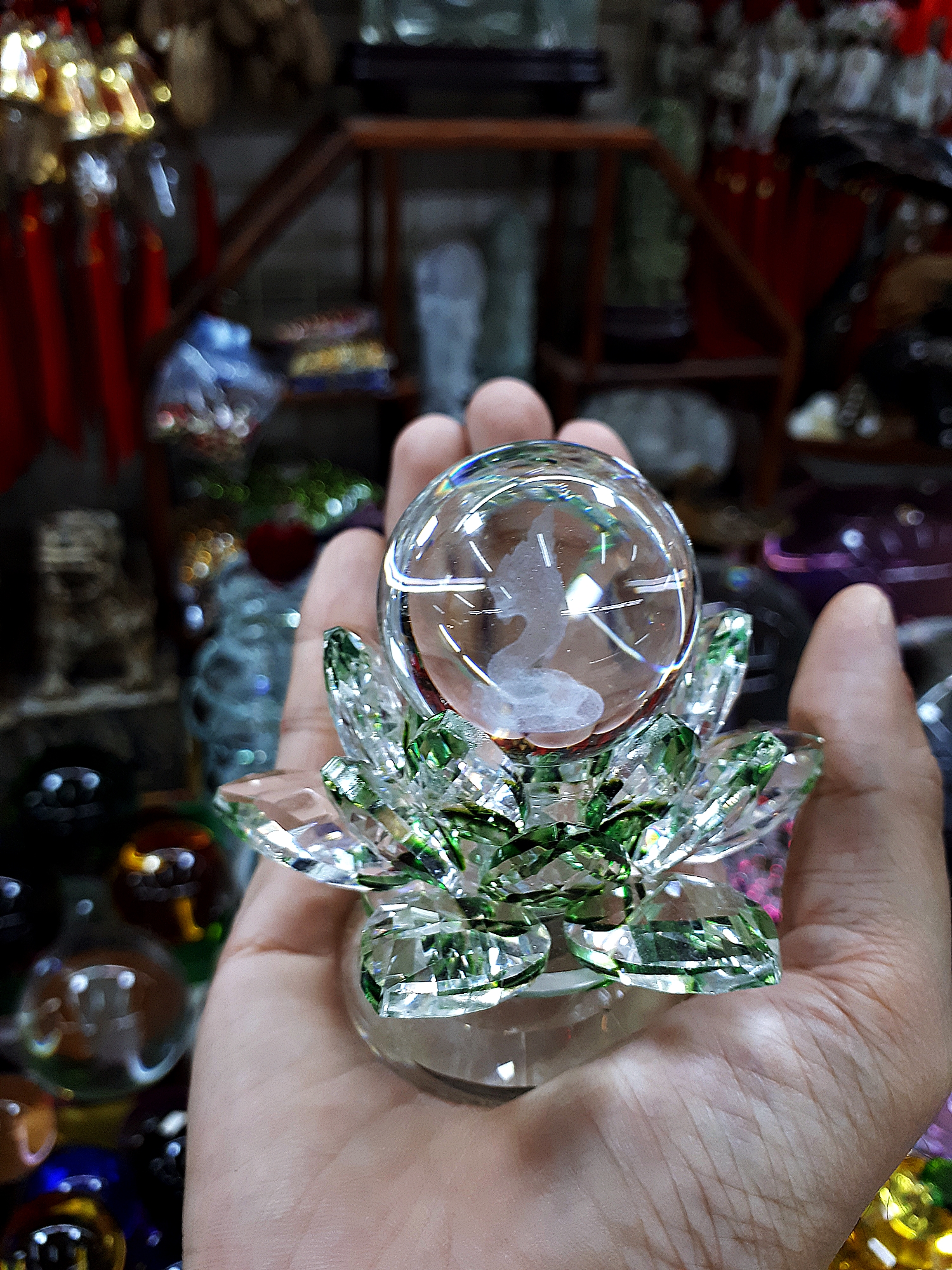 ลูกแก้วลาย พญานาค (ขนาด4ซม) พร้อมฐานคริสตัลกลีบดอกบัวแก้วสีเขียว (ขายปลีก ขายส่ง)