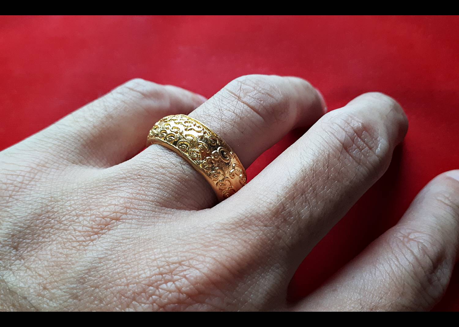 แหวน เสน่ห์มอญ เนื้อชุบทอง (ขนาดเส้นผ่าศูนย์กลาง 2ซม) ปี2555 - พระอาจารย์หนุ่ม (สมัย วัดบางแวก) (อ.ประคอง รุ่นเจริญ ร่วมปลุกเสก)