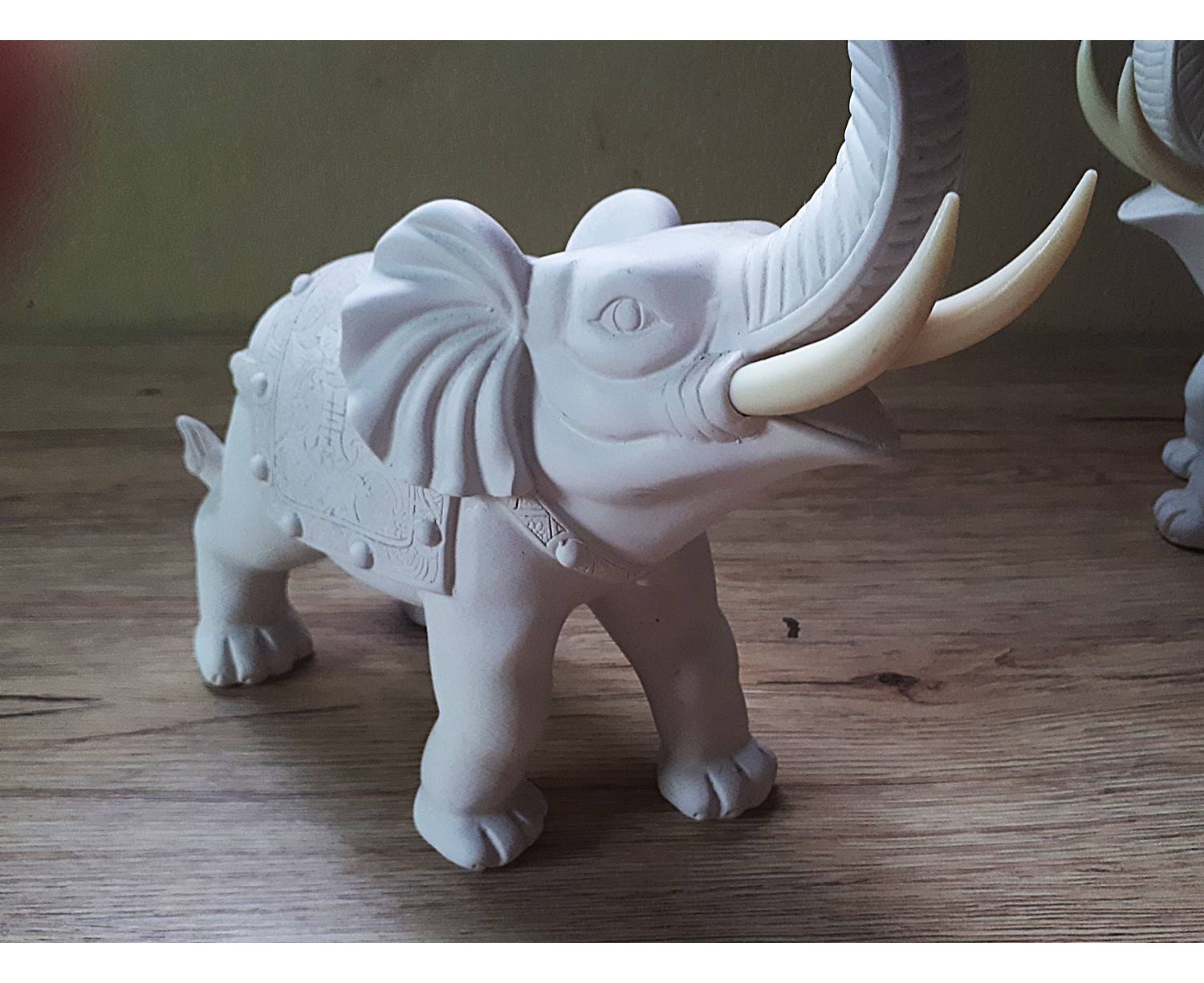 รูปปั้น ช้าง คู่ เนื้อเรซิ่น สีขาว สีงา (งาถอดได้) - (กว้าง8-10นิ้ว สูง6.5-10.5นิ้ว ลึก4นิ้ว) (ขายปลีก ขายส่ง)