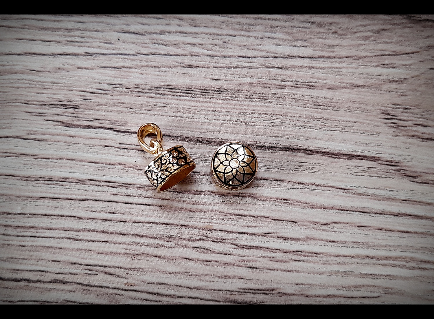 รับสั่งทำ ปลอกฝา ตะกรุด เนื้อเงิน ถมทอง ชุบทอง ลงยา ลายไทย ดอกพิกุล แกะมือ (ราคาขึ้นกับขนาด) (ใช้เวลา 2-3สัปดาห์)