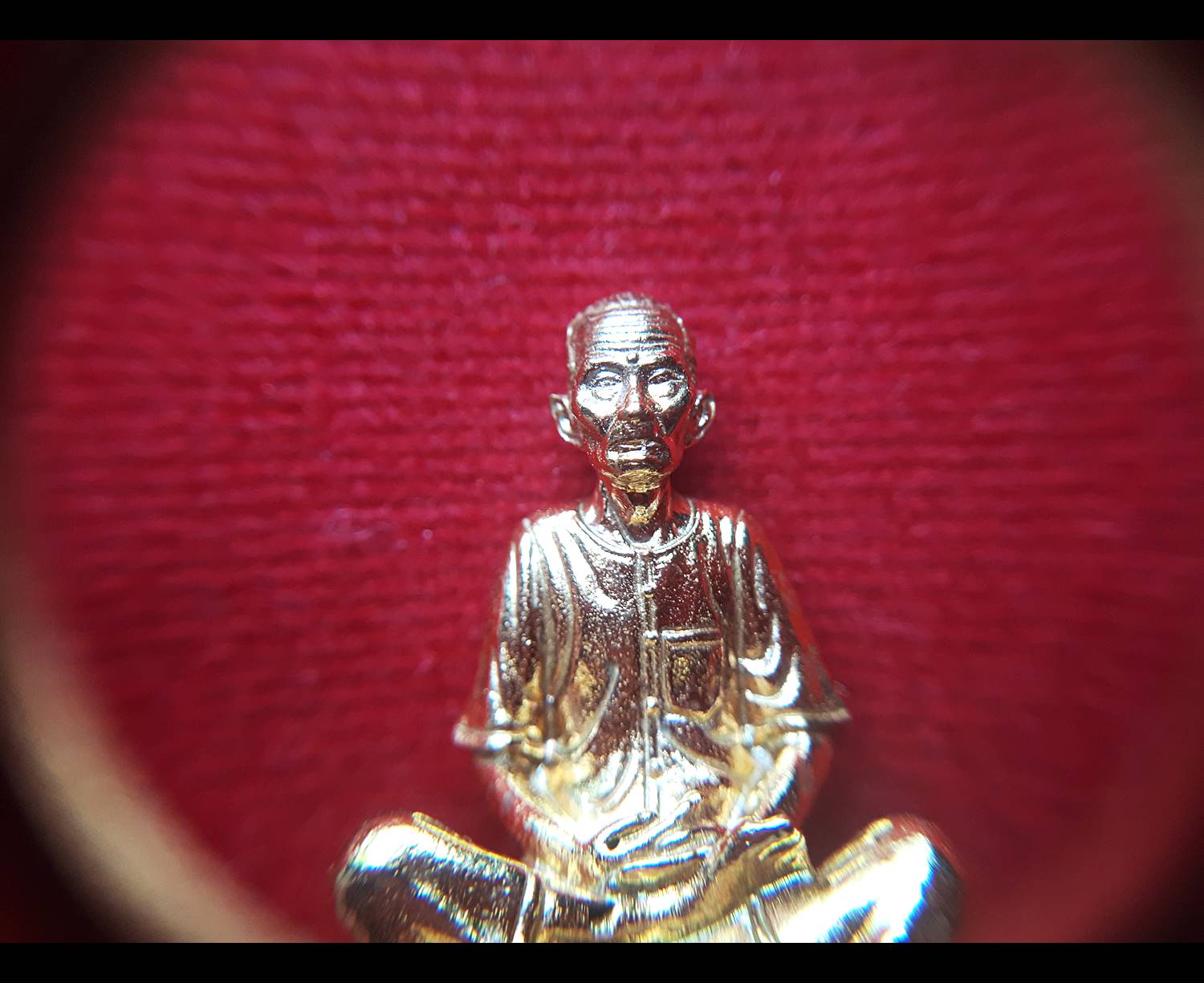 รูปหล่อ อาแปะ เซียนแปะ วัดศาลเจ้า เนื้อกะไหล่ทอง (พร้อมรูป ขนาดห้อยคอ) รุ่นเจ้าสัว ปี2560 - ครูบากฤษณะ ปลุกเสก