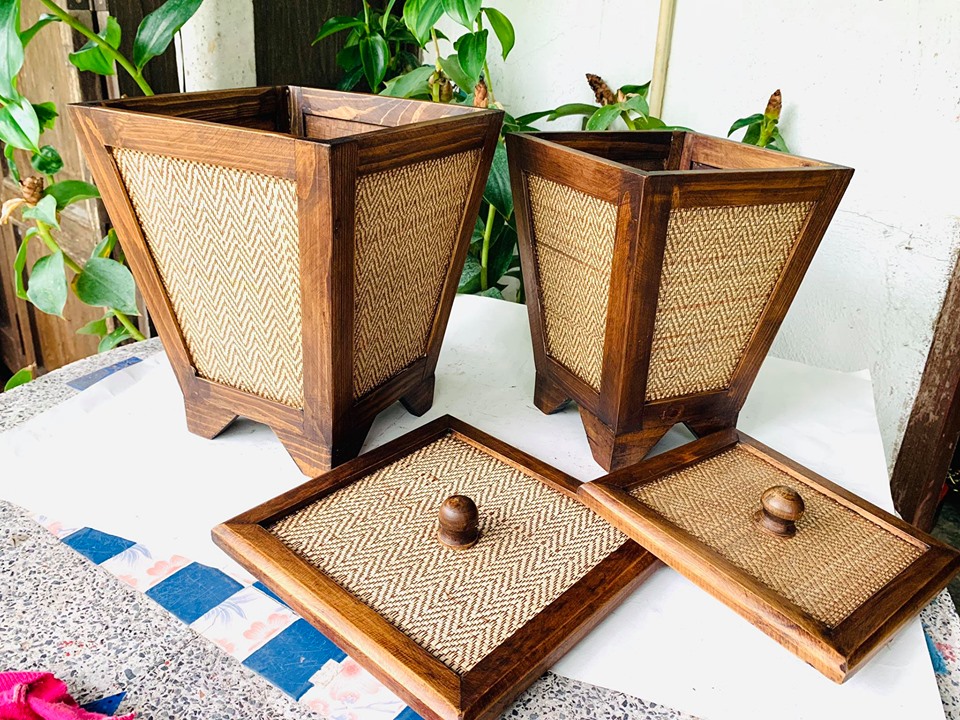 ถังเอนกประสงค์ ถังผ้า ถังขยะ (สไตล์ไทยล้านนา ถังไม้ทรงเหลี่ยม ) (ไม้สน แข็งแรง สานต้นกก) - ขนาด (เล็ก8x11นิ้ว 750฿) (ใหญ่9x12นิ้ว 950฿)
