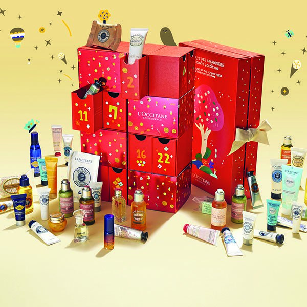 L'Occitane Classic Advent Calendar A Tale from Loccitane ชุดของขวัญ 24 ชิ้น ประจำปี 2019 ด้วยดีไซน์ที่โดดเด่นสะดุดตา ลวดลายกล่องของขวัญที่ถูกประดับประดาด้วยกลุ่มดาวร้อยเรียงสื่อถึงการแบ่งปัน เตือนให้เราระลึกถึงช่วงเวลาแห่งเทศกาลคริสต์มาส ซึ่งถือเป็นช