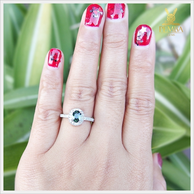 แหวนเขียวส่องแท้ สีเขียวใส เงินแท้ ชุบทองคำขาว แหวนพลอยแท้