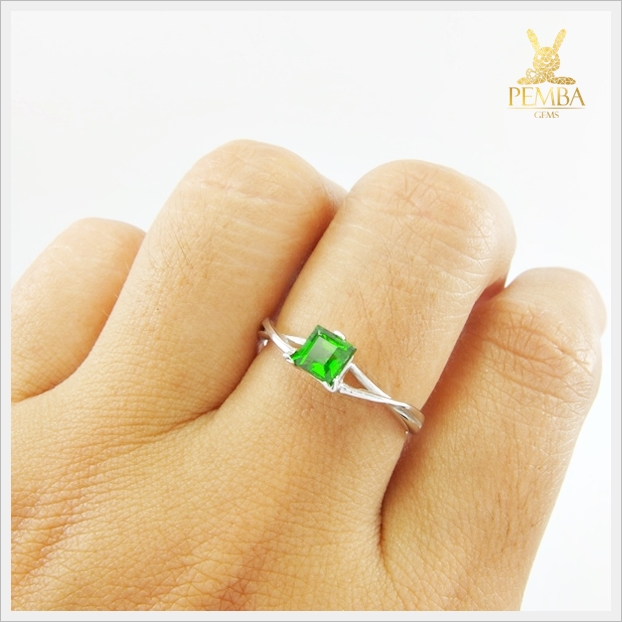 แหวนกรีนไดออปไซด์ ทรงสี่เหลี่ยม เงินแท้ ชุบทองคำขาว แหวนพลอยแท้
