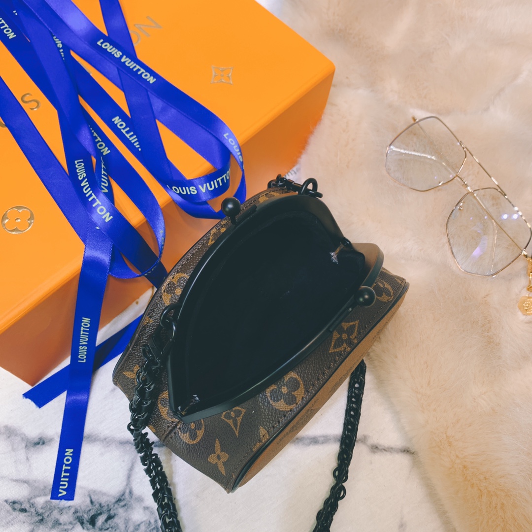 กระเป๋า lv boursicot 12x14 cm